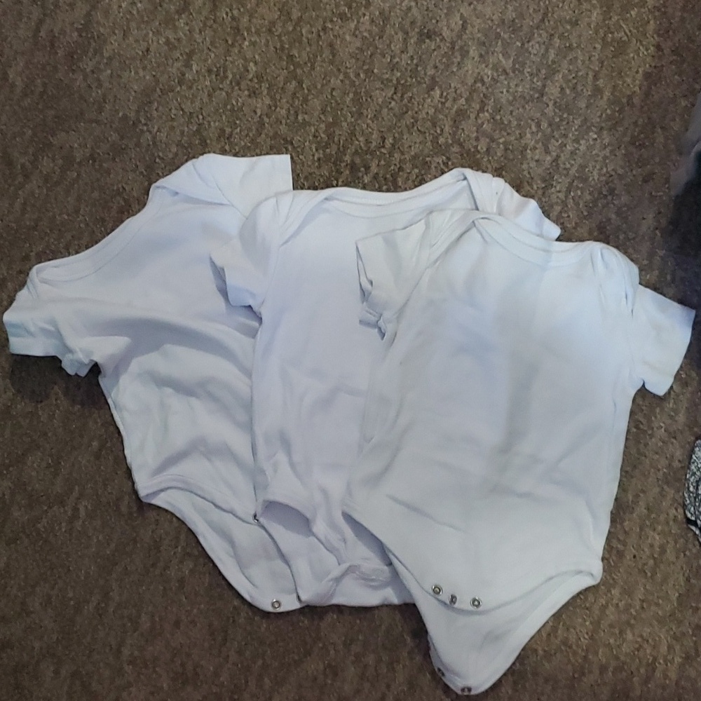 Set of 3 onesies size 6 to 12 months